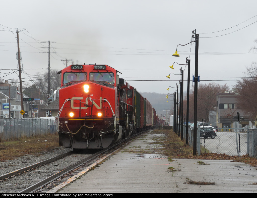 CN 2593 leads 402 at Rimouski Station